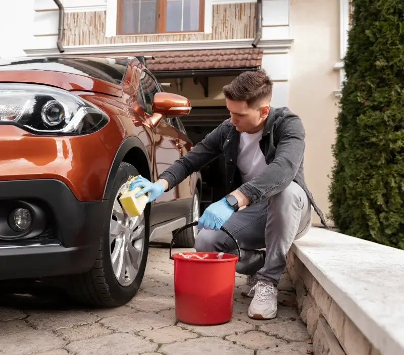 Lavage auto à domicile Glorianes : professionnel intervenant sur un véhicule